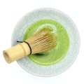 Matcha Zubereitung mit Bambus Besen