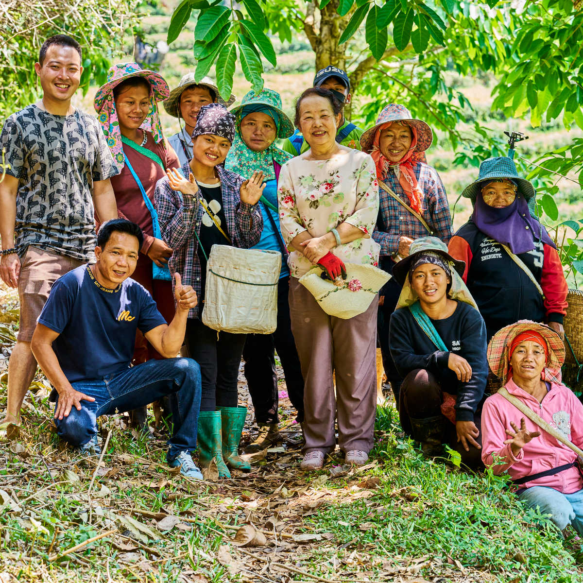 Mabel Yang mit Ihrem Team im Teegarten