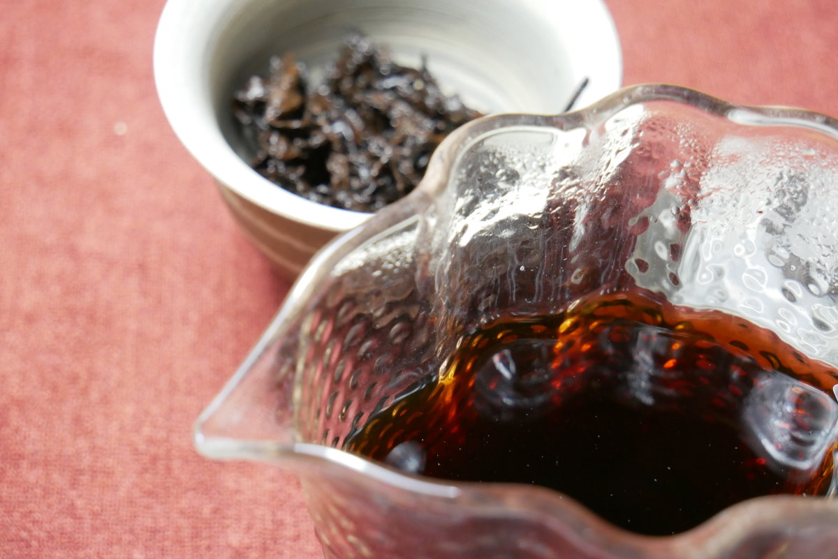 Die dunkel-rote, fast schon schwarze Farbe des Aufgusses.