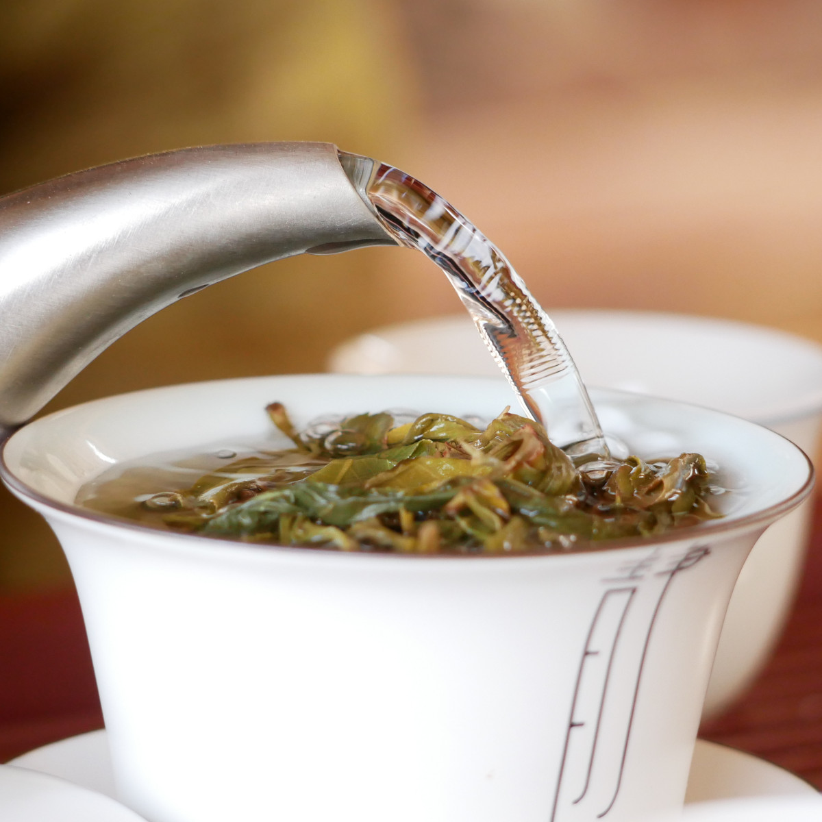 Yiwu Gushu Sheng 2014 in der Yixing Teekanne zubereitet.