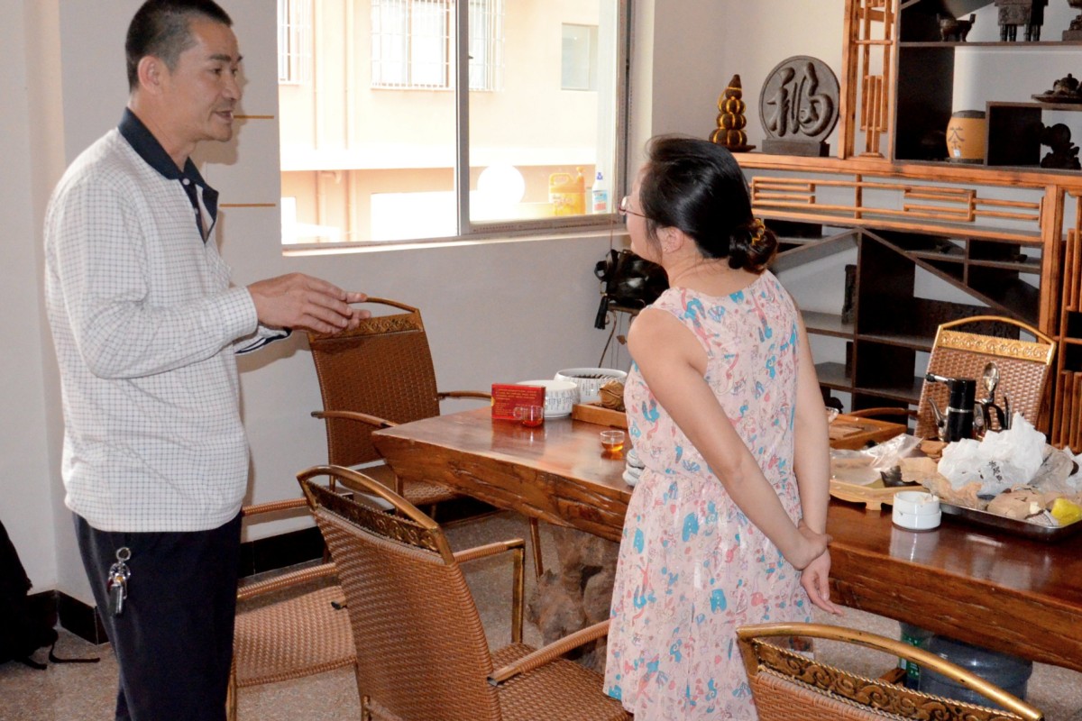 Teemeister Feng im Gespräch mit Tara Xu