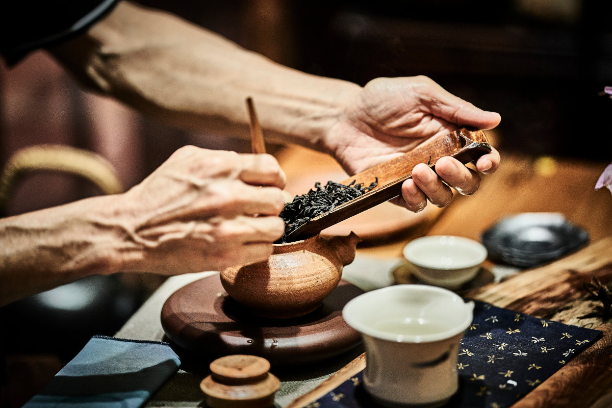 Zubereitung in der kleinen Tonteekanne 